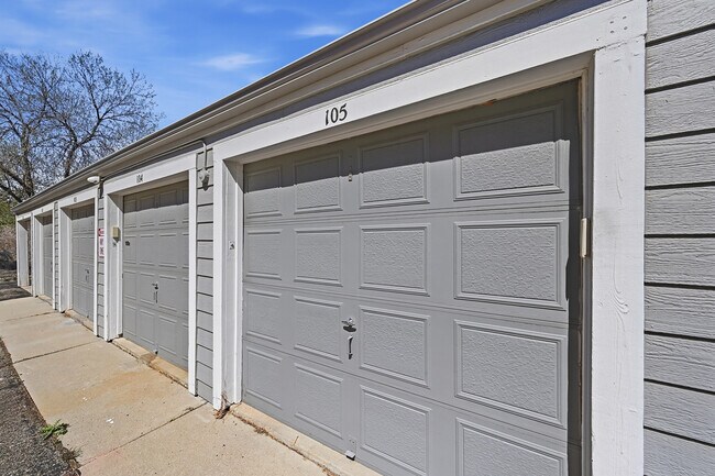 Building Photo - 7470 Singing Hills Dr