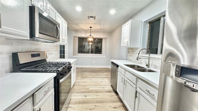 Building Photo - 415 Starborough Dr
