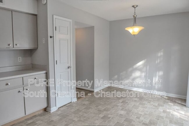 Building Photo - 8016 Thelen St