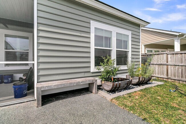 Building Photo - Beautiful Single Story Home Full of Upgrad...