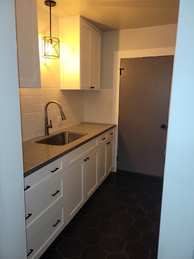 Kitchen - 1267 N Mountain View Ave