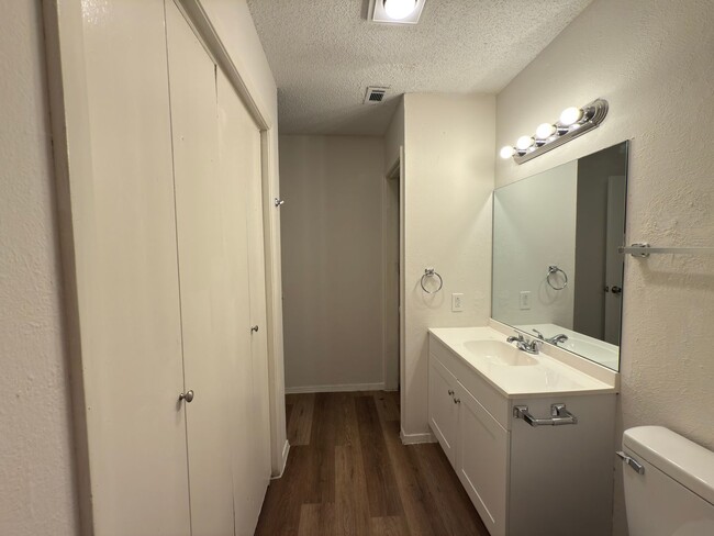 Building Photo - Charming 1 Bedroom Unit in Dallas!