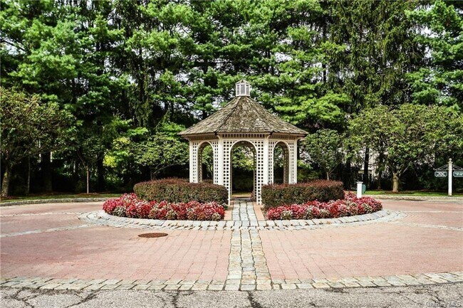 Building Photo - 611 Pondside Dr