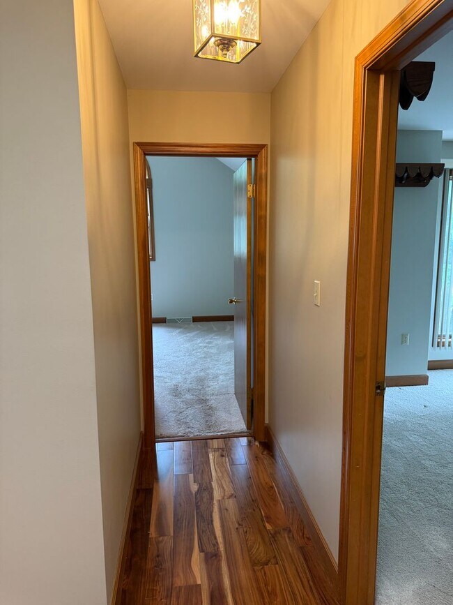 Building Photo - 1531 E Strohm Dr