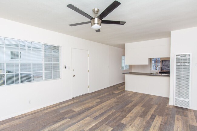 Building Photo - Refreshed 2 Bed/1 Bath Single Family Home ...