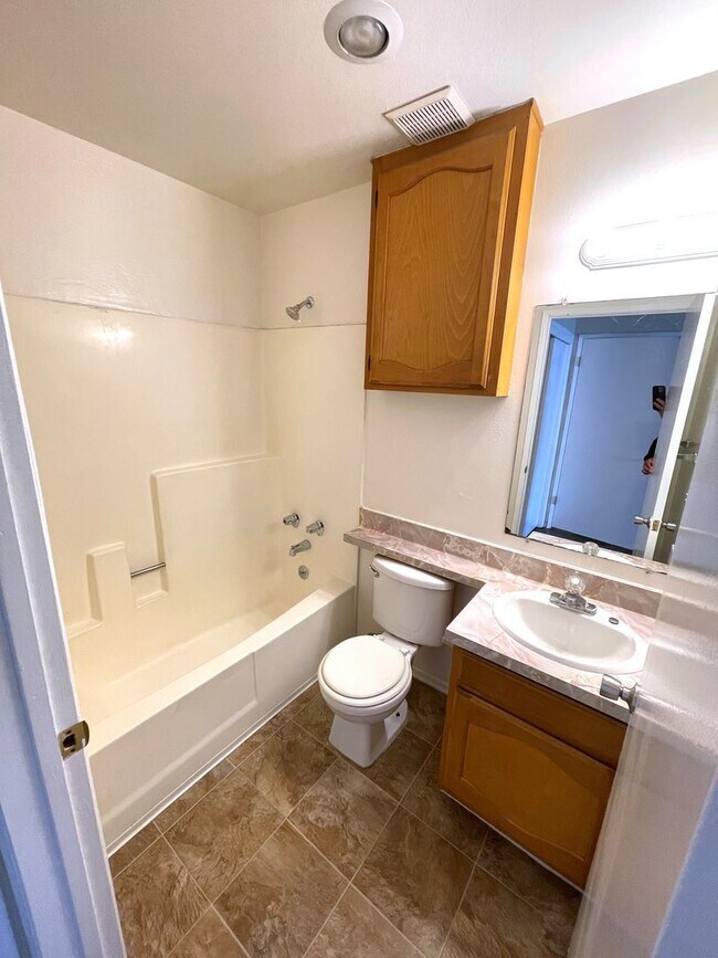 Building Photo - 2 bedrooms, 2 baths, 2 parking spaces! Cen...