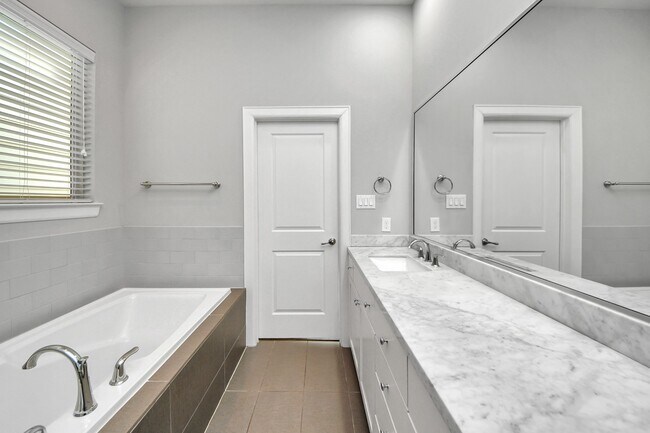 Building Photo - 1265A Bonner St