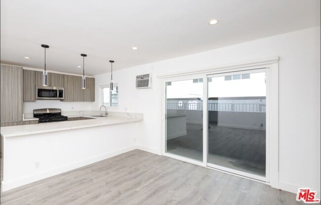 Building Photo - 1261 Laurel Ave