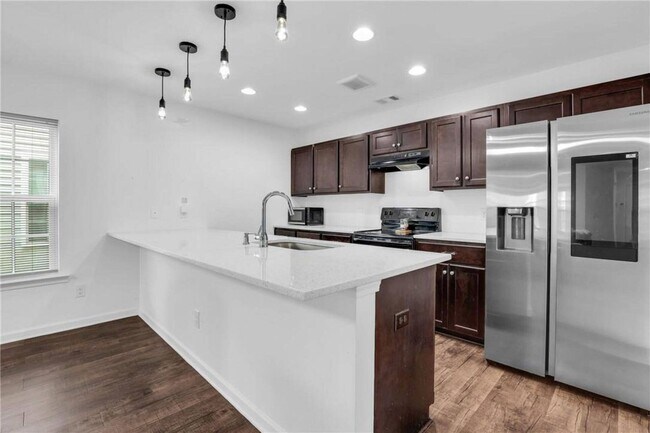 Building Photo - Modern 4 Bedroom South Savannah Home with Fenced Backyard