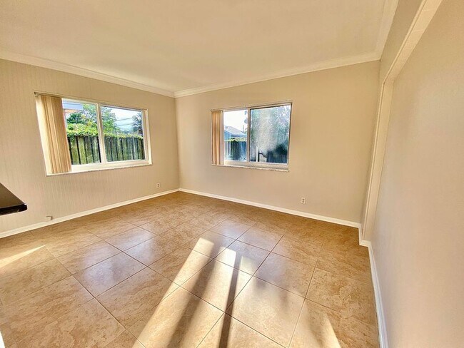 Building Photo - 213 NE 9th Ave