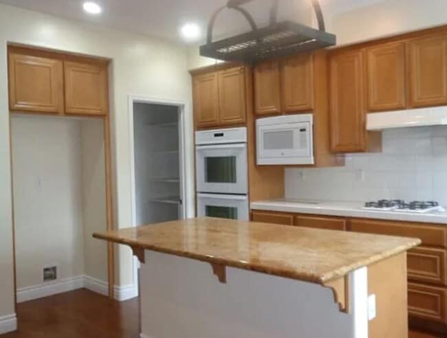 Building Photo - 2 weeks free rent. Detached 4 Bedroom Home...