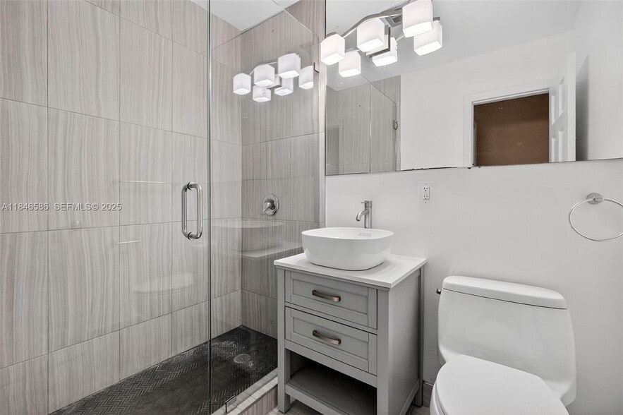 Building Photo - 539 Menendez Ave