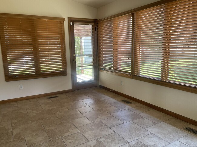 Building Photo - 1107 Hawkeye St