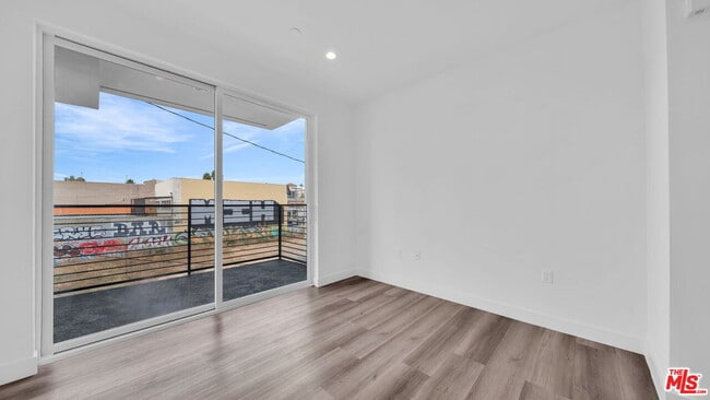 Building Photo - 667 N Wilton Pl