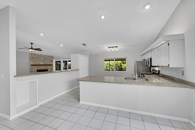 Building Photo - 1800 Primrose Ln