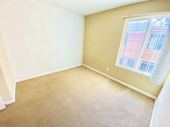 Building Photo - AVAILABLE JUNE 1st! CENTRALLY LOCATED 3BD/...