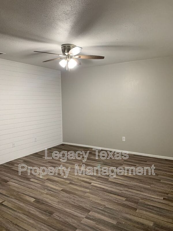 Building Photo - 1410 Courtney Pl