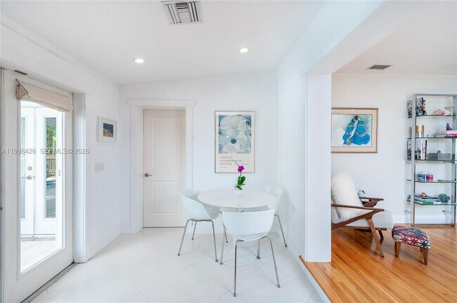 Building Photo - 1003 NE 118th St