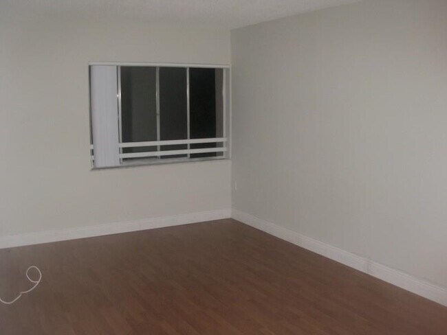 Building Photo - 711 N Pine Island Rd