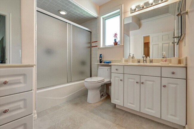 Building Photo - Luxurious home available immediately.