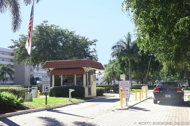 Building Photo - 8960 S Hollybrook Blvd