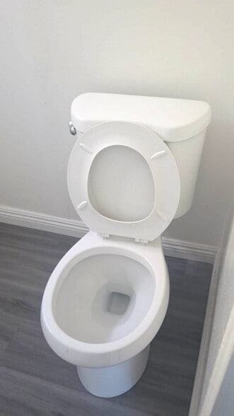 toillet - 4026 Sterling Way