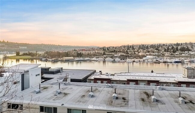Building Photo - 2Bd/2Ba Seattle Townhouse
