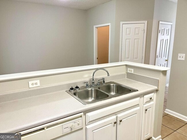 Building Photo - 6688 Sunset Hills Blvd