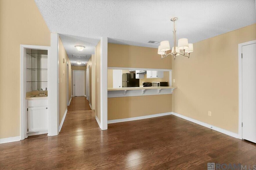 Building Photo - 8500 Bluebonnet Blvd