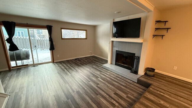 Building Photo - Lovely 2 bed townhome with private bathrooms for each!  Don't miss!