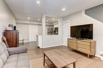 Building Photo - Trinidad Rowhome | 2 Bed | 1 Bath | 800 Sf | Large Fenced-In Front Porch & Fenced-in Backyard | 2...