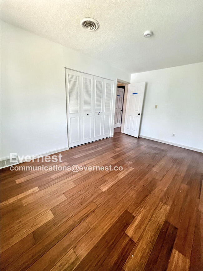 Building Photo - 8602 W 84th St