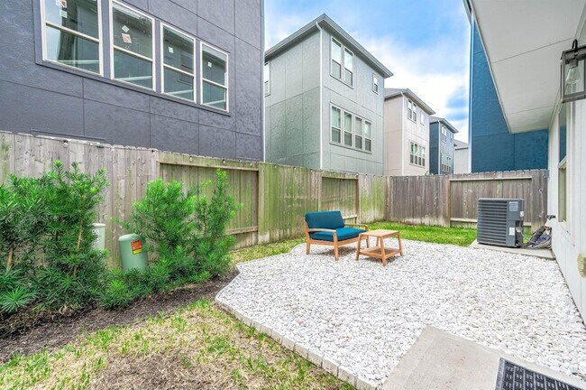 Building Photo - 2022 Groveland Glen Dr