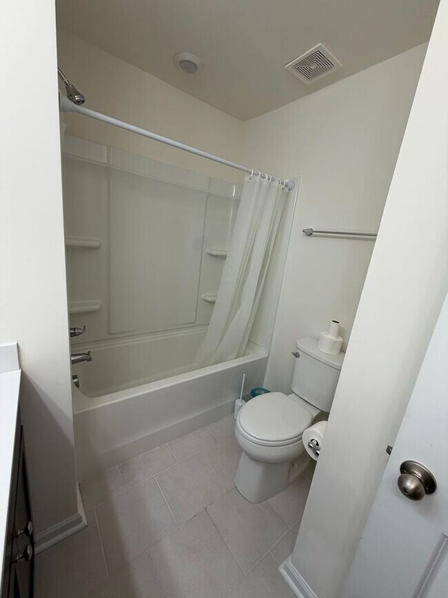 Building Photo - Beautiful 3 Bed / 2.5 Bath Townhome in Foxbank Plantation