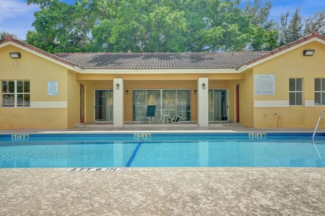 Building Photo - Townhouse with 2 Beds, 2.5 Baths, In-Unit ...