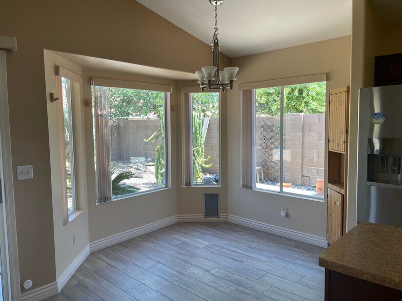 Breakfast nook - 1220 W Butler Dr