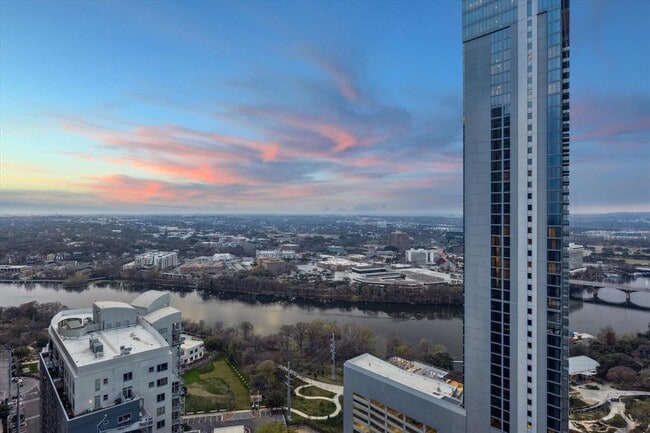 Building Photo - 610 Davis St