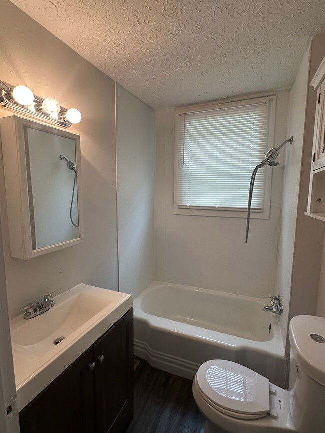 Building Photo - Charming Home in Downtown Flowery Branch!