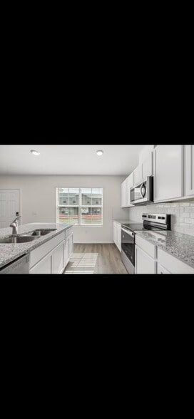 Building Photo - 2745 Flushing Dr