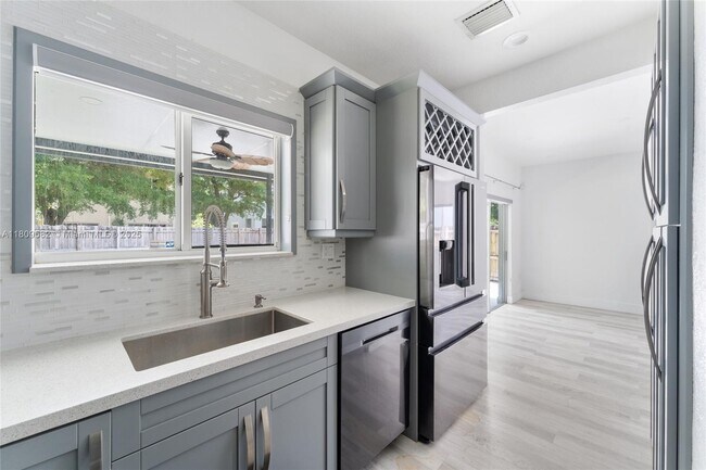 Building Photo - 379 NE 31st Ave
