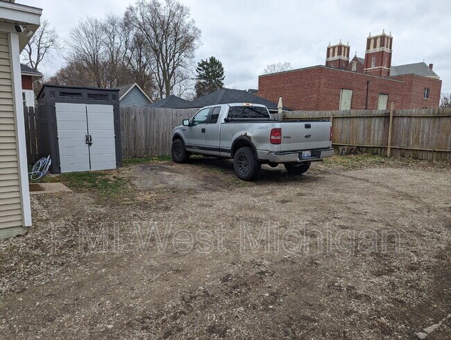 Building Photo - 144 Page St NE