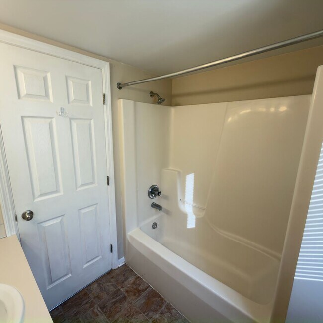 Building Photo - 4443 Hillrise Ct NE