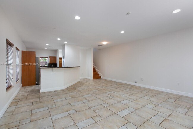 Building Photo - 2913 SW 30th Ct