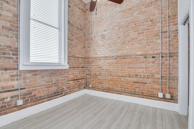 Building Photo - 2 Bed 2 Bath Apartment In Middle of Harlem!