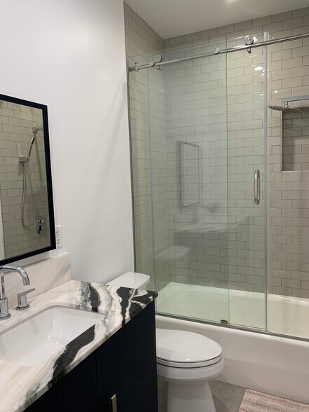 bathroom - 18261 Rayen St