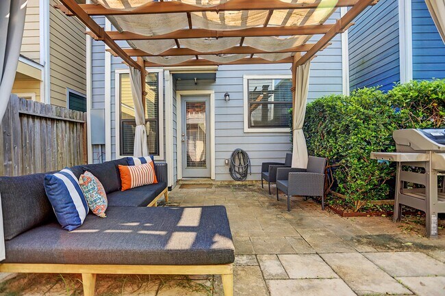 Building Photo - 213 W 26th St