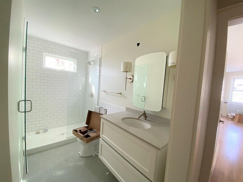 Building Photo - 72 Spring St