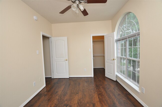 Building Photo - 9210 Hidden Lake E Dr