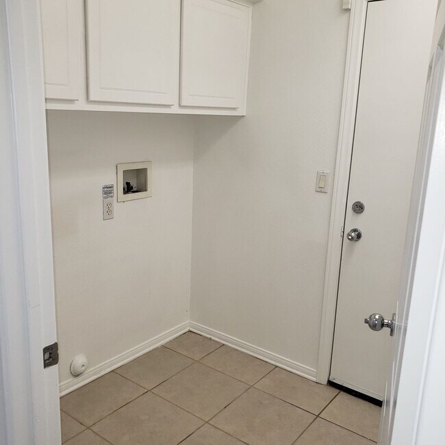 Building Photo - GORGEOUS 4 Bedroom** & 3 full bathrooms on a Cul-De-Sace Home!!