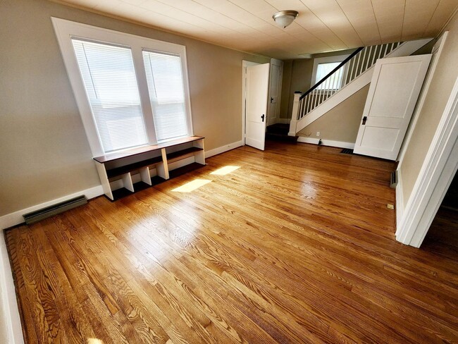 Building Photo - 3 Bed/2 Bath House Located in Suncrest Lawncare included - Available NOW